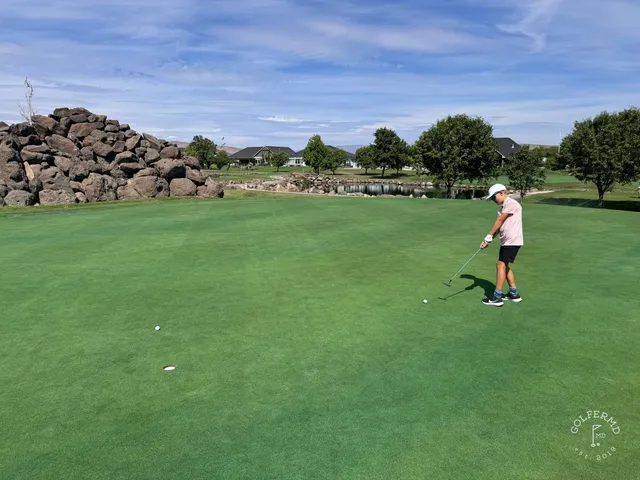 A fairway at Apple Tree, with the apple-shaped green and the mountains in the distance.