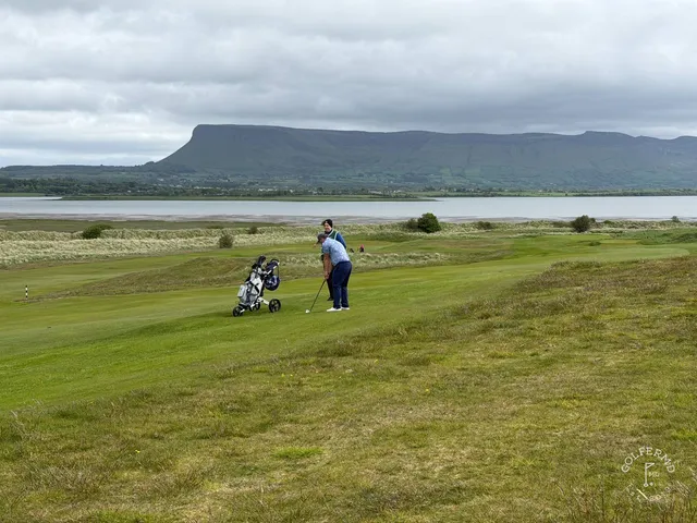 A fairway at Rosses Point with the ocean and Benbulbin filling the background.