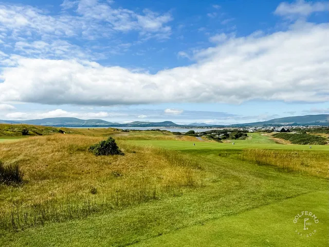 A fairway at Hogs Head lined with dunes, running toward the ocean.