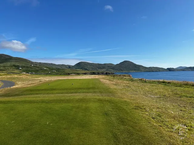 A group of golfers at Hogs Head, with the ocean behind them.