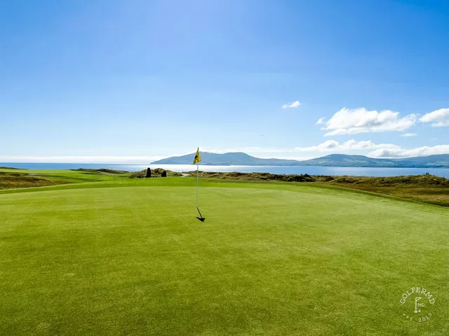 A close view of a flagstick at Hogs Head, framed by the dunes.