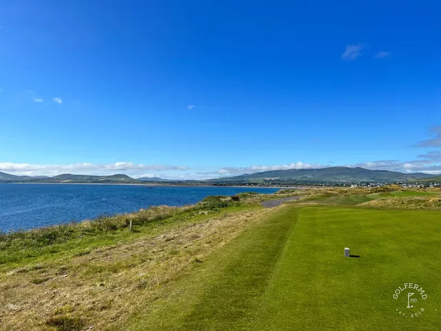 A wide view across Hogs Head, with the fairway and the Atlantic.