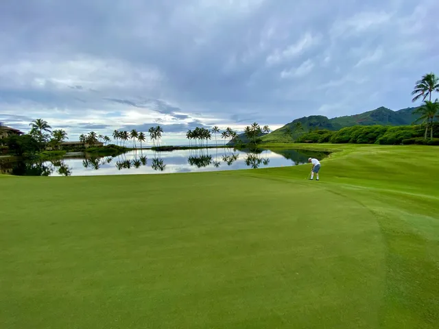Another view of a green and flagstick at the Ocean Course, with the Pacific behind the hole.