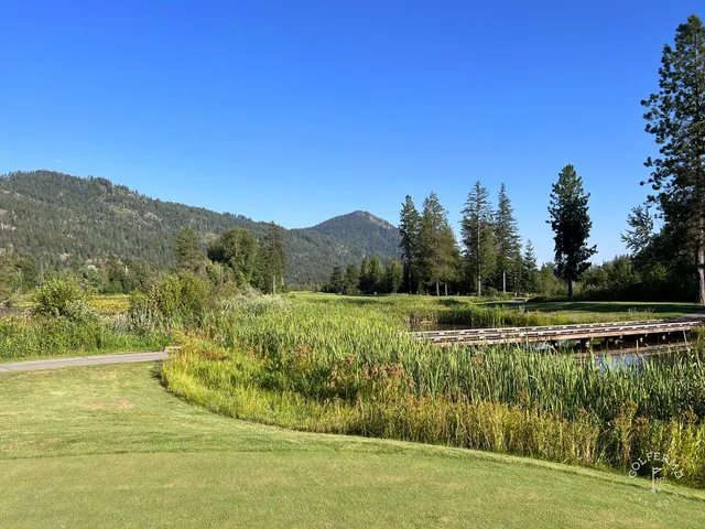 A close view of a green and flagstick at The Idaho Club, with the lake behind the hole.