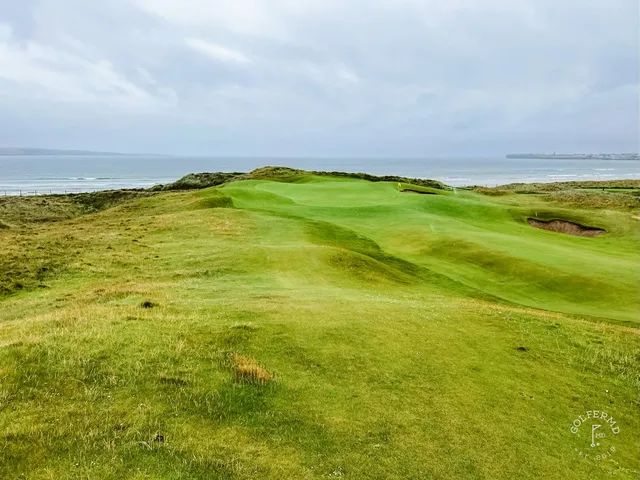 A group of golfers at Lahinch, with the ocean behind them.