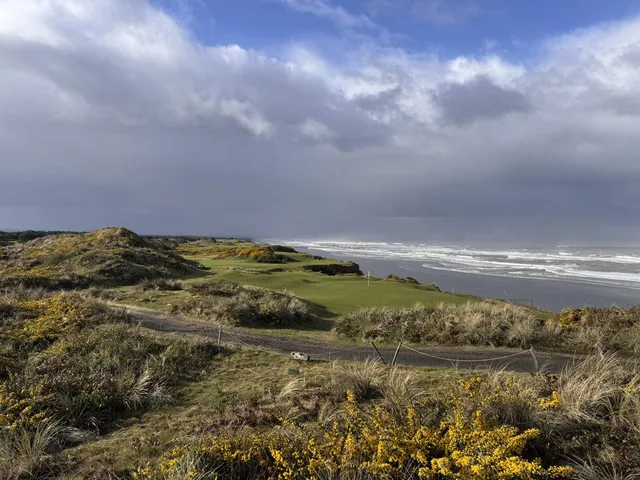 A wide view across Pacific Dunes, with the fairway and the ocean.