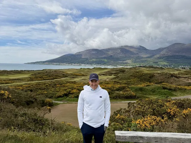 A tee on the Annesley Links looking down a short fairway toward the mountains.