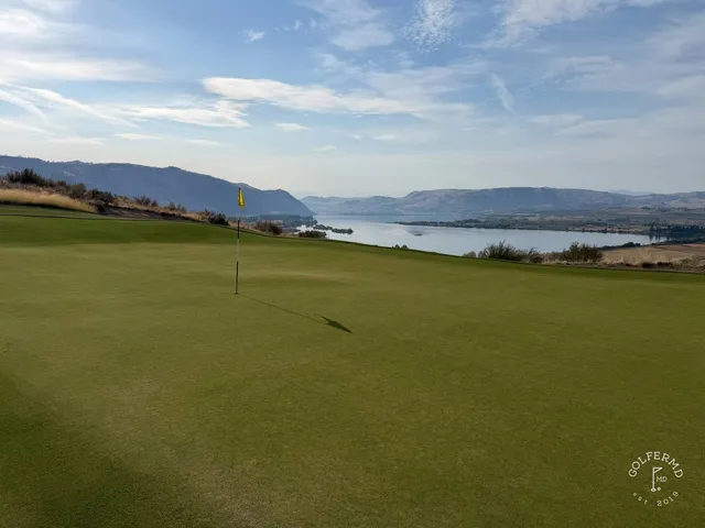 A fairway at Scarecrow running between bunkers toward the mountains.