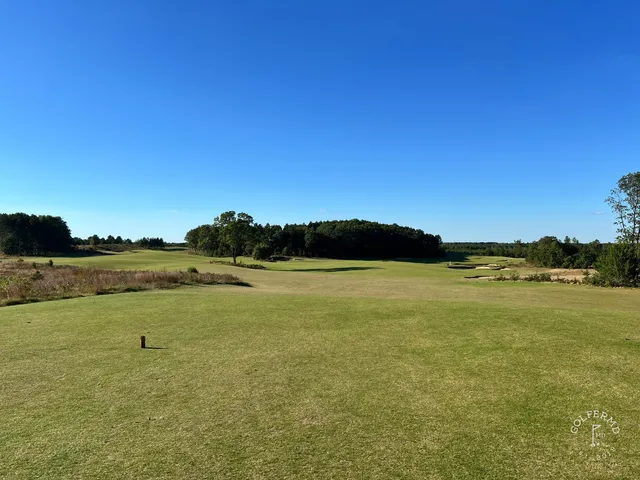 A fairway at Sedge Valley running through the sandy waste, with fescue along the hole.