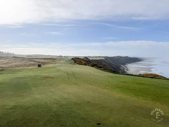 A green and flagstick at Sheep Ranch, a bunker short of the hole and the Pacific behind.