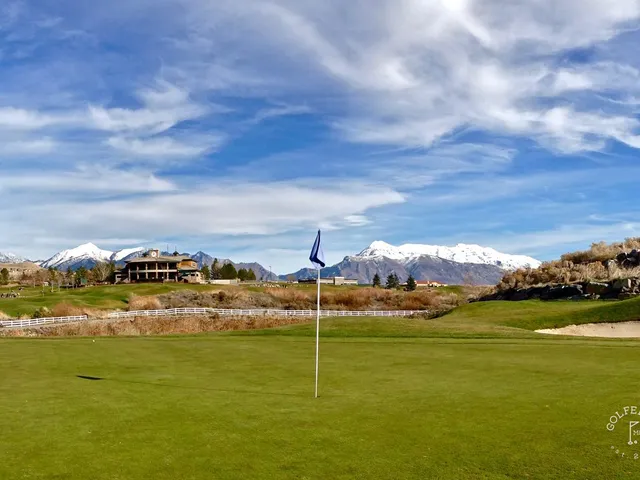 A wide fairway at Thanksgiving Point, with the mountains on the horizon.