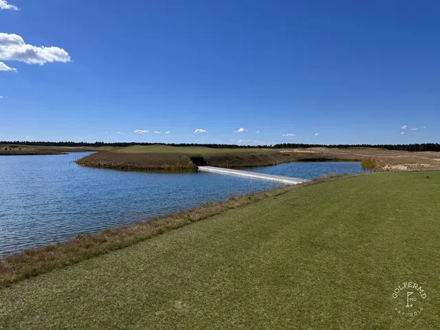 A fairway at The Lido running through sandy waste, with fescue along the hole.