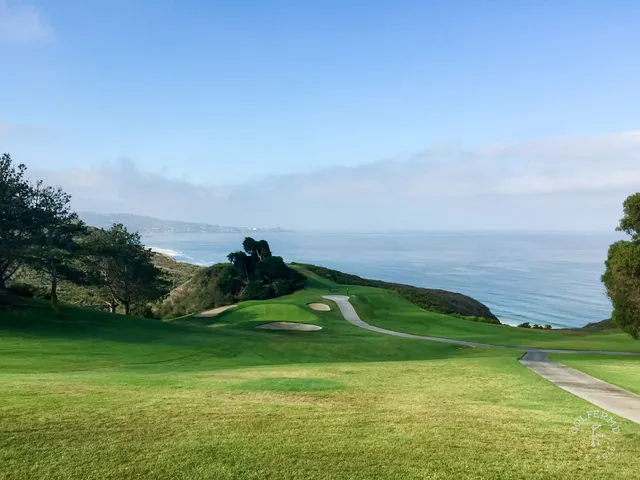 The coastline at Torrey Pines North Course, with the ocean, cliffs, and a beach below.