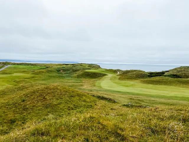 A tee at Tralee set in the dunes, the hole dropping toward the beach.
