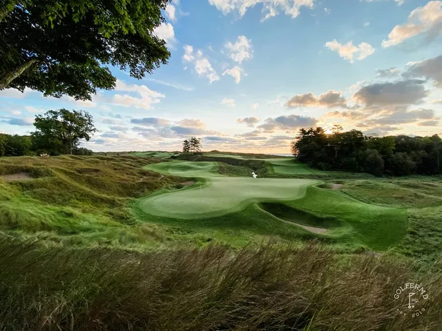 A fairway on the Straits Course running along the dunes, with the green in the distance.