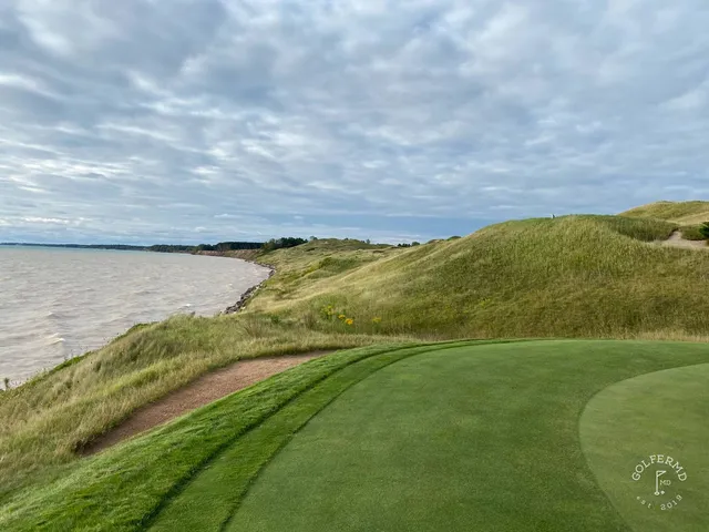 A fairway on the Straits Course running toward the water, with fescue on both sides.