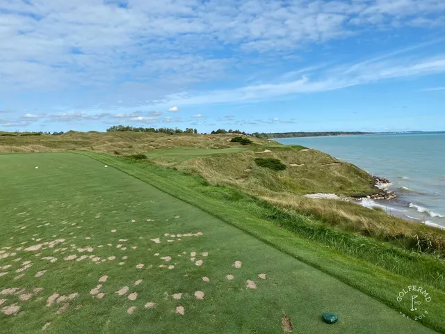 A wide links hole on the Straits Course, with dunes, fescue, and Lake Michigan.