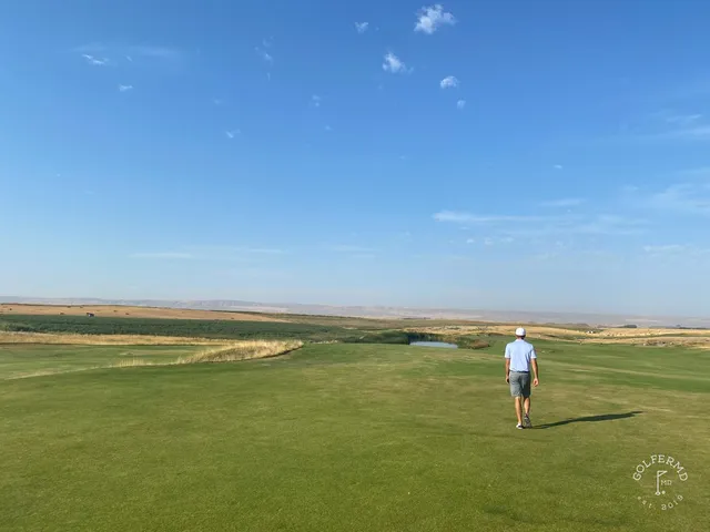 A fairway at Wine Valley running to a green, with a bunker on the right and the hills behind the hole.