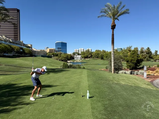A green and flagstick at Wynn Golf Club, with the Las Vegas mountains behind the hole.
