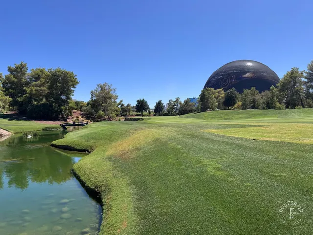 A green and flagstick at Wynn Golf Club, with a bunker guarding the front and the skyline behind.